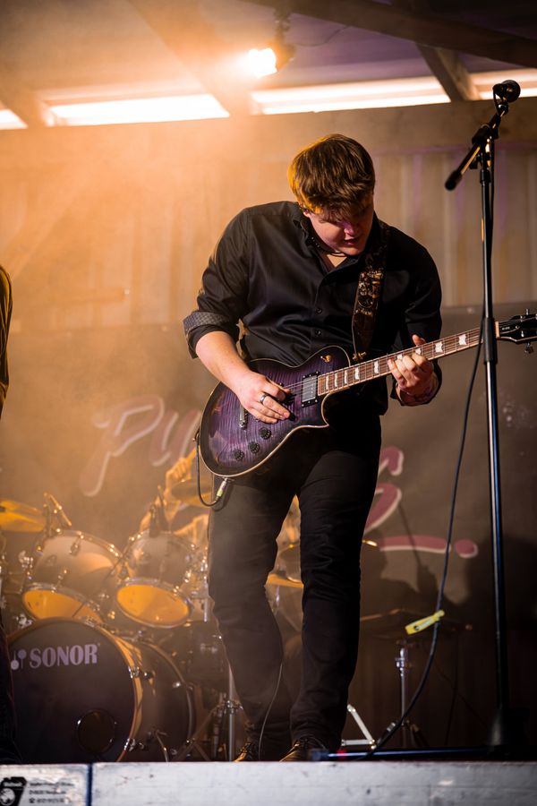 Jakob an der lila Gitarre