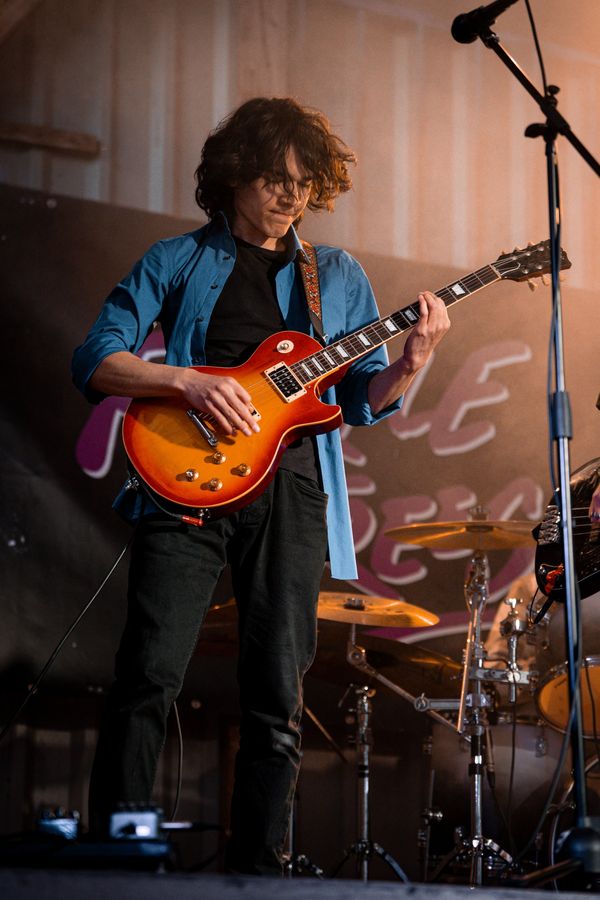 Melvin an der Sunburst-Gitarre
